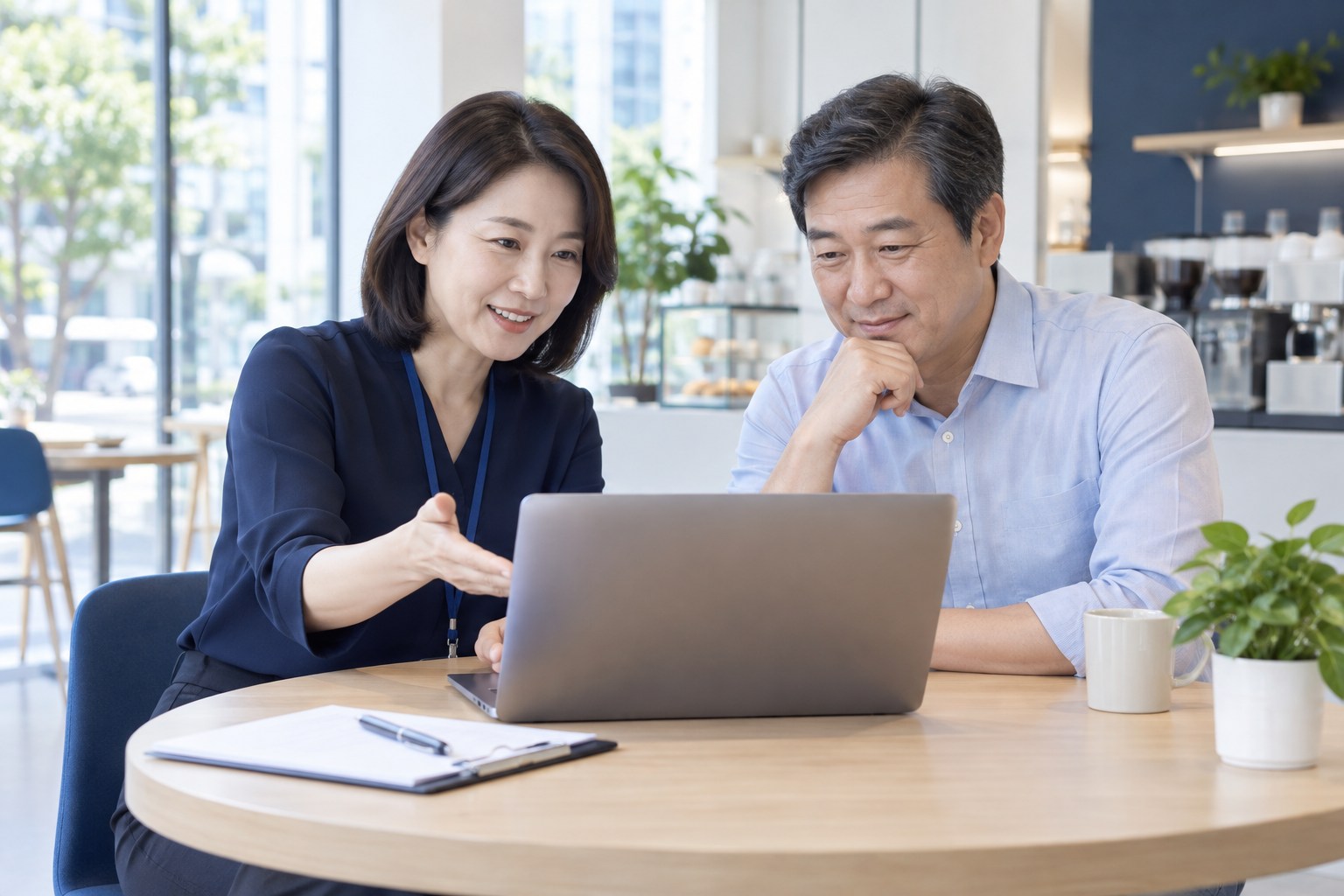 PG사 수수료 비교 상담 · 운영자가 자료를 살펴보는 업무 장면